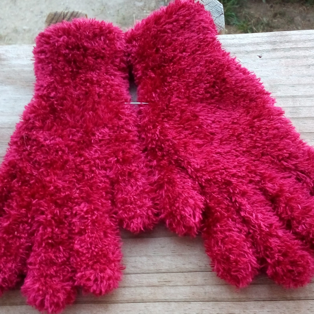 Cherry ๐ Red Furry Gloves - Picture 4 of 5